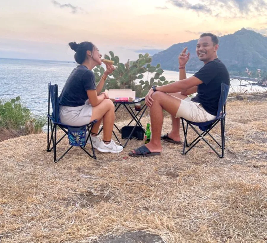 Momen piknik bersama di Bali saat matahari terbenam